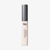 Eine Tube Chroma Conceal Liquid Concealer im hellen Farbton C1, grauer Kappe und durchsichtigem Körper.