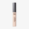Eine Tube Chroma Conceal Liquid Concealer im hellen Farbton N1, grauer Kappe und durchsichtigem Körper.