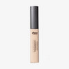 Eine Tube Chroma Conceal Liquid Concealer im hellen Farbton N2, grauer Kappe und durchsichtigem Körper.