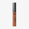 Eine Tube Chroma Conceal Liquid Concealer in dunklem Farbton N6, grauer Kappe und durchsichtigem Körper.