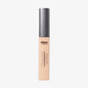 Eine Tube Chroma Conceal Liquid Concealer in hellem Farbton W3, grauer Kappe und durchsichtigem Körper.