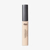 Eine Tube Chroma Conceal Liquid Concealer im hellen Farbton W1, grauer Kappe und durchsichtigem Körper.