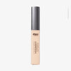 Eine Tube Chroma Conceal Liquid Concealer im hellen Farbton W1, grauer Kappe und durchsichtigem Körper.