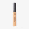 Eine Tube Chroma Conceal Liquid Concealer in mittlerem Farbton W4, grauer Kappe und durchsichtigem Körper.