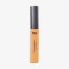 Eine Tube Chroma Conceal Liquid Concealer in mittlerem Farbton W7, grauer Kappe und durchsichtigem Körper.