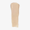 Ein Farbmuster des Chroma Conceal Liquid Concealer C2 mit glatter, cremiger Textur auf weißem Hintergrund.