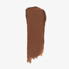 Ein Farbmuster des Chroma Conceal Liquid Concealer N6 mit glatter, cremiger Textur auf weißem Hintergrund.