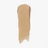 Ein Farbmuster des Chroma Conceal Liquid Concealer W1 mit glatter, cremiger Textur auf weißem Hintergrund.