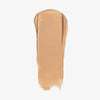 Ein Farbmuster des Chroma Conceal Liquid Concealer W3 mit glatter, cremiger Textur auf weißem Hintergrund.