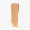 Ein Farbmuster des Chroma Conceal Liquid Concealer W4 mit glatter, cremiger Textur auf weißem Hintergrund.