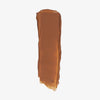 Ein Farbmuster des Chroma Conceal Liquid Concealer W5 mit glatter, cremiger Textur auf weißem Hintergrund.