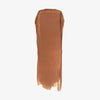 Ein Farbmuster des Chroma Conceal Liquid Concealer W6 mit glatter, cremiger Textur auf weißem Hintergrund.