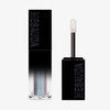Der Galactic Shadow Flüssigliedschatten von Mesauda Beauty in einer rechteckigen Tube mit dem Deckel und Applikator daneben.
