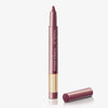 Ein malvenfarbener Cupid’s Arrow Longwear Stylo Arrow Shine-Lippenstift steht aufrecht ohne Kappe auf einem weißen Hintergrund.