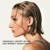 Eine Frau mit nassem, kinnlangem Haar im Profil; deutscher Text über OLAPLEX No°5 Moisturize & Mend Leave-in Conditioner, der Spliss versiegelt und Feuchtigkeit spendet.