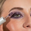 Nahaufnahme des Gesichts einer Frau mit lila glitzerndem Lidschatten Sparkl Magic von LH Cosmetics.