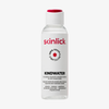 Eine durchsichtige Kunststoffflasche von skinlick Kindwater, 100ml, hat einen weißen Verschluss und ein minimalistisches Etikettendesign.