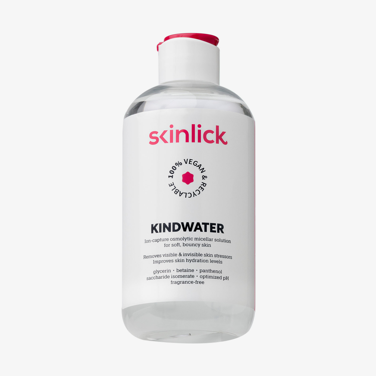 Eine durchsichtige Flasche Skinlick Kindwater Mizellenlösung, 250ml, mit weißem und rosa Etikett und schwarzem Flip-Top-Verschluss.