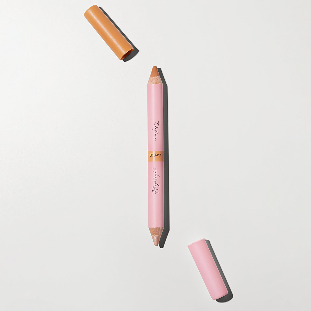 Doppelseitiger rosaner Highlighter-Augenbrauenstift „Definitely High“ Dark mit matter hellbrauner Seite und rosa-schimmernder Seite.
