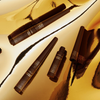 Drei Freckle Maker Pens werden auf einem goldenen, reflektierenden Hintergrund präsentiert.