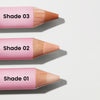 Nahaufnahme der drei matten Beigetönen des Definitely High-Make-up-Stiftes in 03 (Dark), 02 (Medium) und 01 (Light) auf hellem Untergrund.