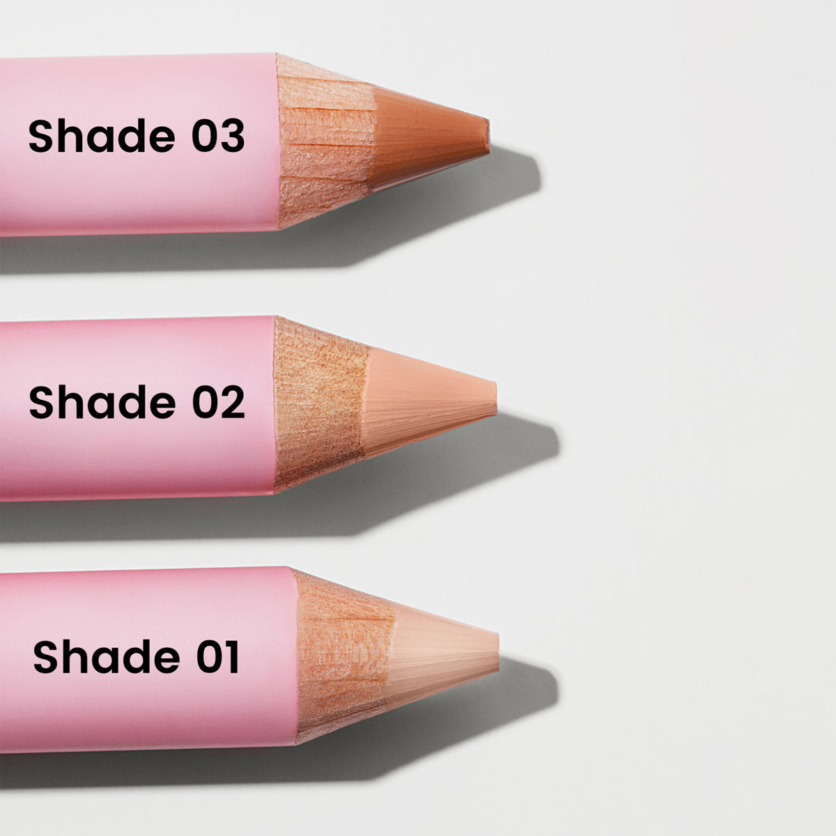 Nahaufnahme der drei matten Beigetönen des Definitely High-Make-up-Stiftes in 03 (Dark), 02 (Medium) und 01 (Light) auf hellem Untergrund.