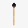 Der Cheek Shaper Brush verfügt über einen goldenen Griff, dunkle, spitz zulaufende Borsten und den Aufdruck NABLA auf dem Griff.