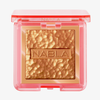 Der NABLA Skin Glazing Highlighter in Kucent Jungle mit goldener Textur in einem transparenten rosa Kompaktgehäuse, von oben gesehen.