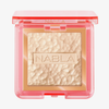 Skin Glazing ist ein quadratischer goldener Highlighter in einer rosa Kompakthülle mit NABLA-Prägung auf dem gepressten Puder.