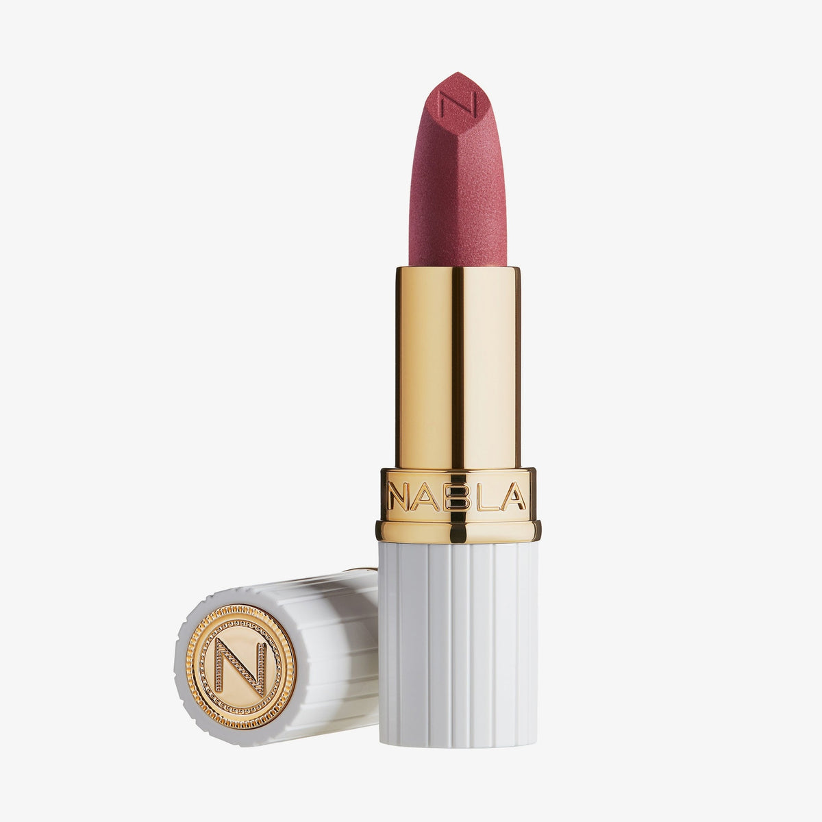 Matte Pleasure Lipstick in der Farbe Karma Red in einem gold-weißen Etui mit einem erhabenen N auf der Kappe und der Lippenstiftspitze.