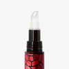 Eine Nahaufnahme des Lip Plumper – Viper, einer rot-schwarzen Lippenstifthülse mit durchsichtigem Applikator auf weißem Hintergrund.