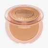 Pfirsichfarbenes Kompaktetui mit einem runden Close-Up Smoothing Pressed Powder in Dark von NABLA und einem durchsichtigen Deckel.