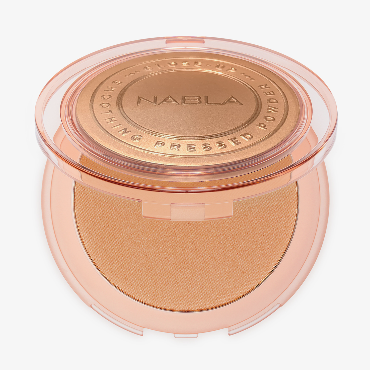 Pfirsichfarbenes Kompaktetui mit einem runden Close-Up Smoothing Pressed Powder in Dark von NABLA und einem durchsichtigen Deckel.