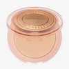 Eine runde Kompaktpackung NABLA Close-Up Smoothing Pressed Powder in Medium mit durchsichtigem Deckel und pfirsichfarbener Verpackung.
