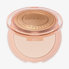 Ein Close-Up Smoothing Pressed Powder  in Light in einer pfirsichfarbenen Kompaktdose mit durchsichtigem Deckel zeigt das darin enthaltene Puder.