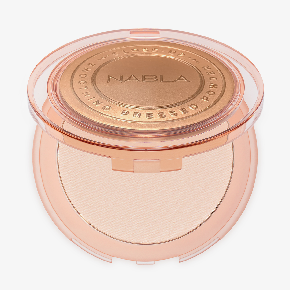 Ein Close-Up Smoothing Pressed Powder  in Light in einer pfirsichfarbenen Kompaktdose mit durchsichtigem Deckel zeigt das darin enthaltene Puder.
