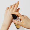 Vor einem weißen Hintergrund gibt eine Hand die klare Advanced Snail 96 Mucin Power Essence aus der Pumpflasche auf den Handrücken.