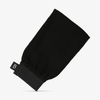 Der eckige schwarze Peelinghandschuh "Exfoliating Mitt" mit elastischem Armband und einem kleinen Etikett mit dem Buchstaben „B“