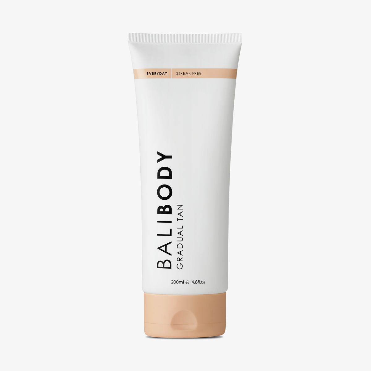 Weiße Tube Bali Body Gradual Tan-Lotion mit beiger Kappe vor einem weißen Hintergrund