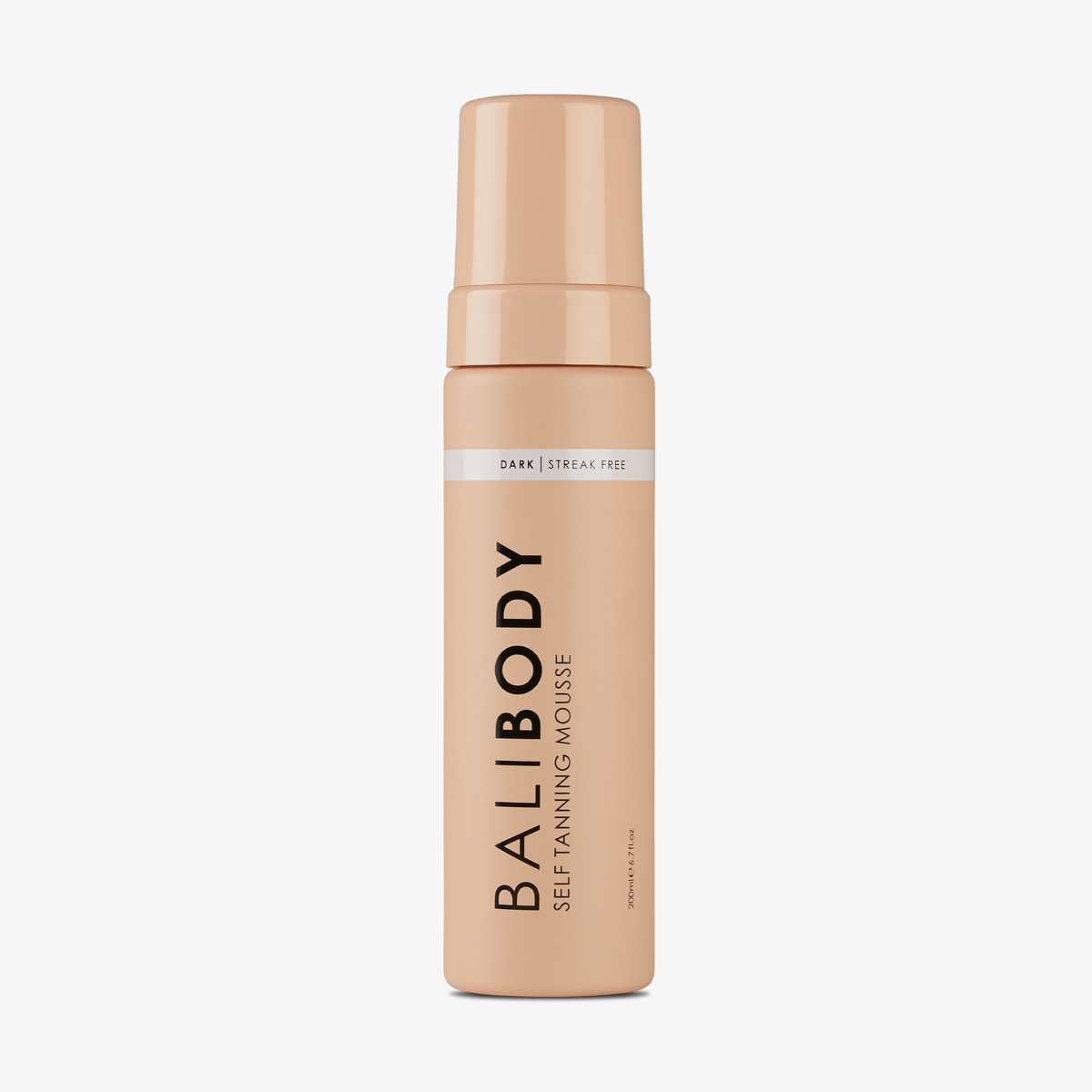 Pfirsichfarbene Flasche Self Tanning Mousse Dark von Bali Body vor weißem Hintergrund