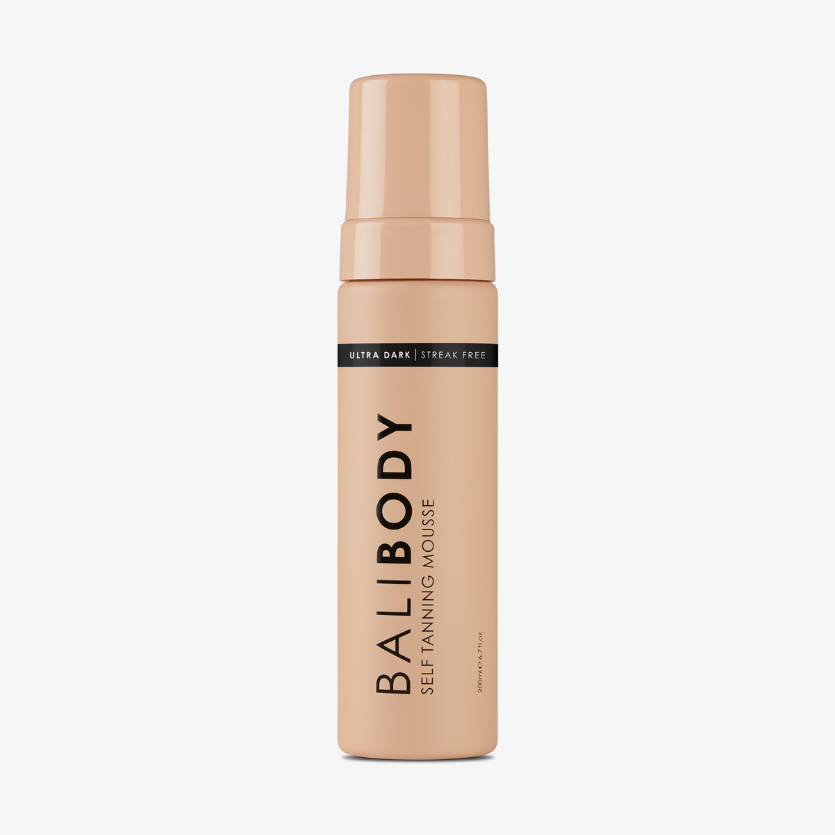 Eine pfirsichfarbene Flasche Bali Body Self Tanning Mousse Ultra Dark vor weißem Hintergrund