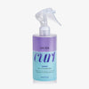 Matt-transparente Sprühflasche Curl Wow Shook Epic Curl Perfector mit geteilter lila und blauer Flüssigkeit vor weißem Hintergrund.