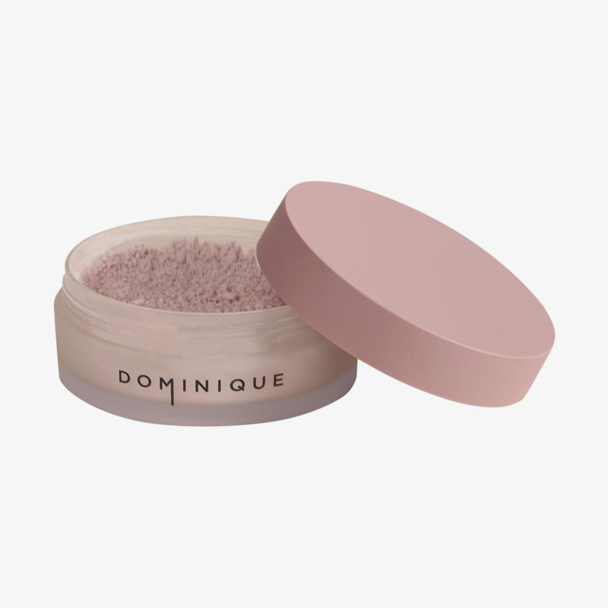 Offenes Glas mit Smooth & Blur Setting Powder, einem losen Puder-Make-up mit einem rosa Deckel mit der Aufschrift DOMINIQUE auf weißem Hintergrund.