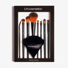 Die Infinity Tool Box von LH Cosmetics ist ein Set mit acht schwarzen Make-up-Pinseln und einem schwarzen Puderkissen von LH Cosmetics.