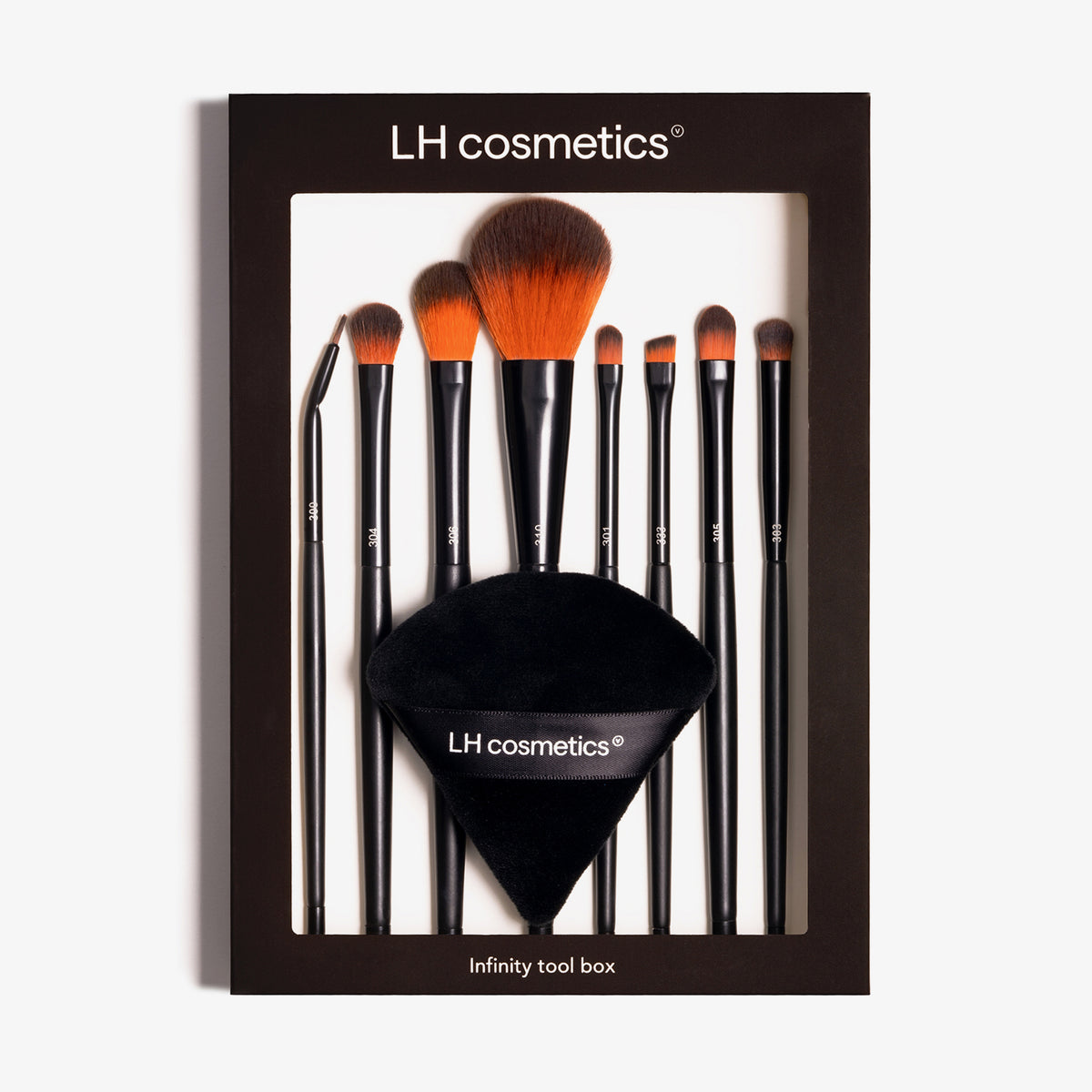 Die Infinity Tool Box von LH Cosmetics ist ein Set mit acht schwarzen Make-up-Pinseln und einem schwarzen Puderkissen von LH Cosmetics.