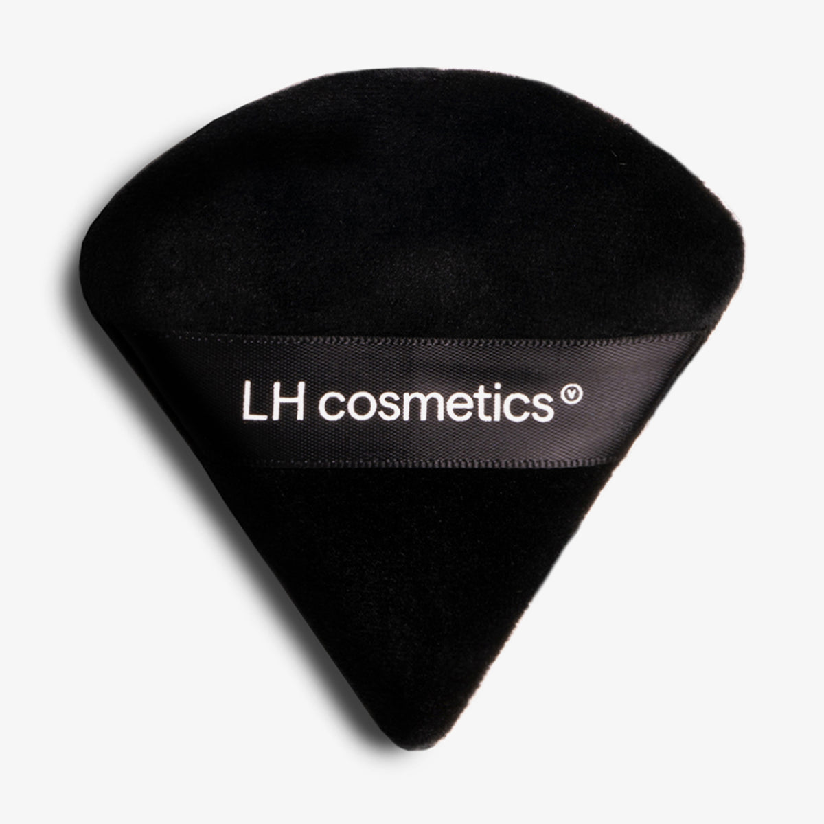 Der Powder Puff von LH Cosmetics ist ein schwarzer, dreieckiger Make-up-Puff, auf dessen Vorderseite der Markenname auf einem Band aufgedruckt ist.