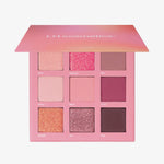 Die Blomma Palette von LH Cosmetics umfasst neun Lidschatten in Rosa-, Malven- und Beerentönen, die jeweils nach einer Blume benannt sind.