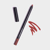 Offener Crayon Lipliner und Make-up-Stift in der Farbe Nugget von LH Cosmetic neben einer rostroten Kritzelei auf weißem Hintergrund.