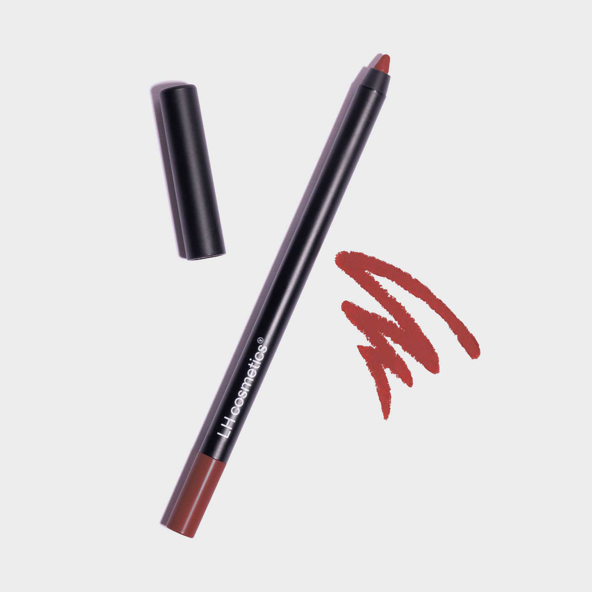 Offener Crayon Lipliner und Make-up-Stift in der Farbe Nugget von LH Cosmetic neben einer rostroten Kritzelei auf weißem Hintergrund.