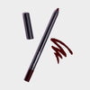 Offener Crayon Lipliner und Make-up-Stift in der Farbe Siren von LH Cosmetic neben einer tiefen dunkelroten Kritzelei auf weißem Hintergrund.